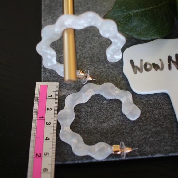 New Baublebar White resin large chic hoop earrings - Picture 6 of 7